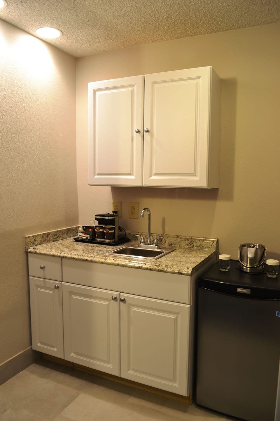 Junior Suite, 1 King Bed, Kitchenette, Mountain View | Private kitchenette | Fridge, microwave, coffee/tea maker