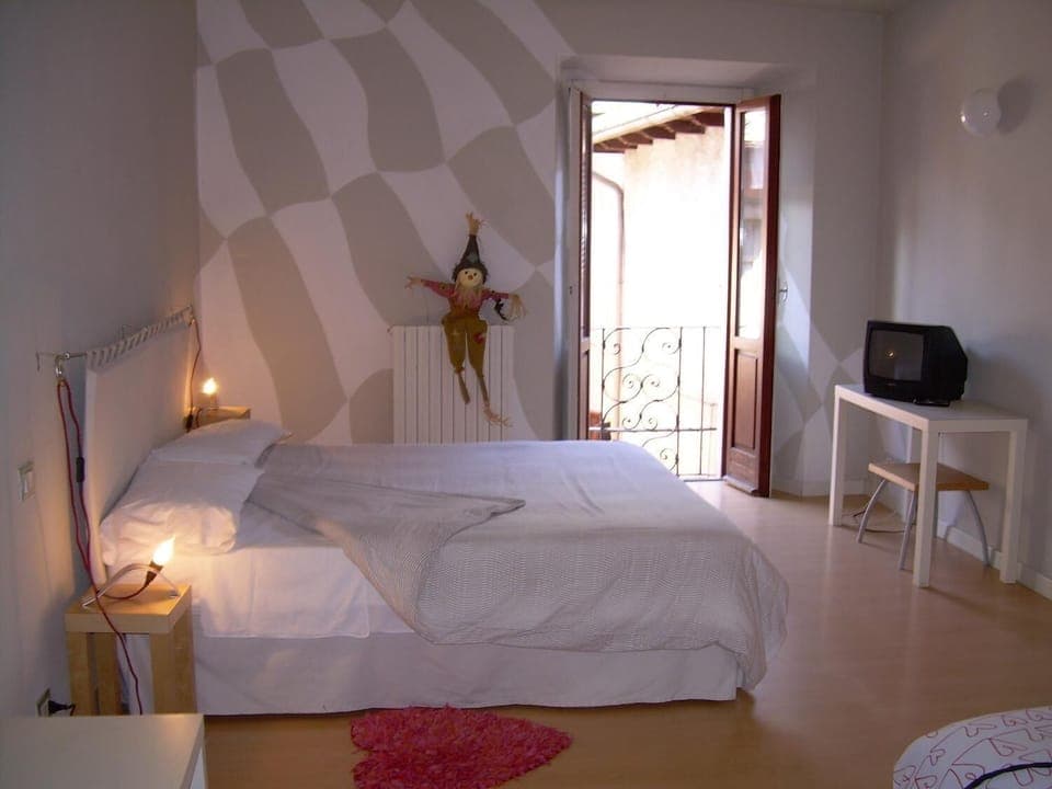 Desk, cribs/infant beds, bed sheets