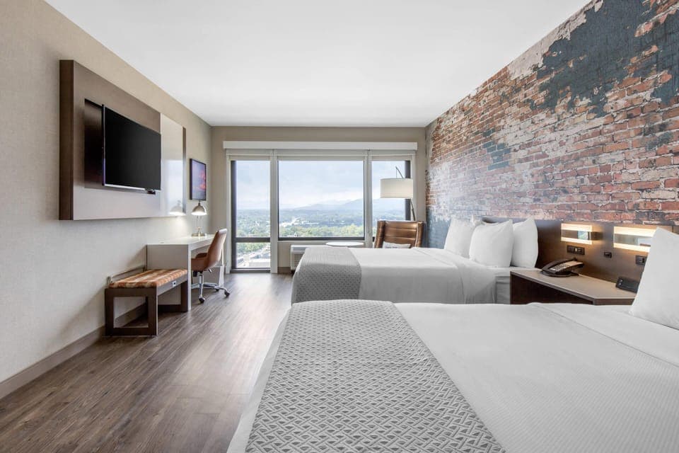 Premium bedding, in-room safe, individually decorated