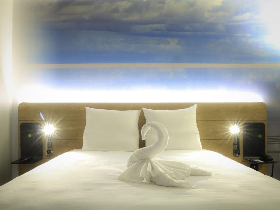 Classic Double Room, 1 Double Bed | In-room safe, desk, soundproofing, iron/ironing board