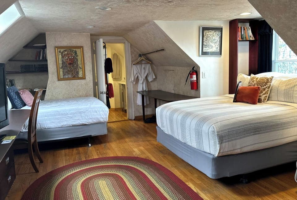 DaVinci Room (Second Floor) | Premium bedding, pillowtop beds, individually furnished, desk