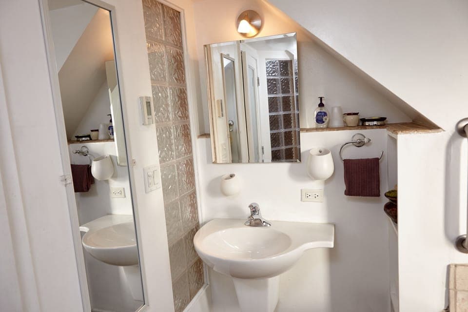 DaVinci Room (Second Floor) | Bathroom | Free toiletries, hair dryer, bathrobes, slippers