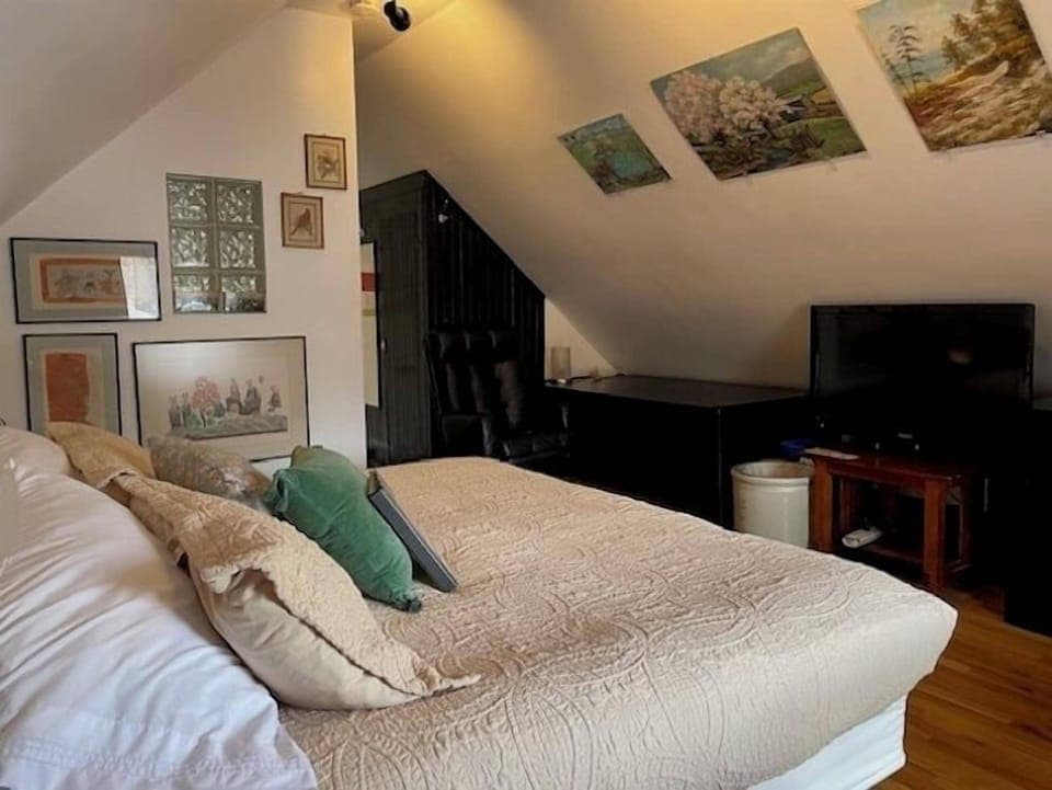 Room with a View (Second Floor) | Premium bedding, pillowtop beds, individually furnished, desk