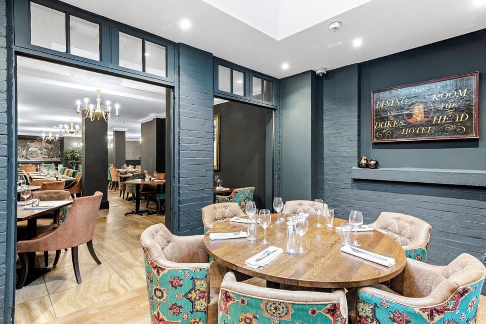 2 restaurants, breakfast served