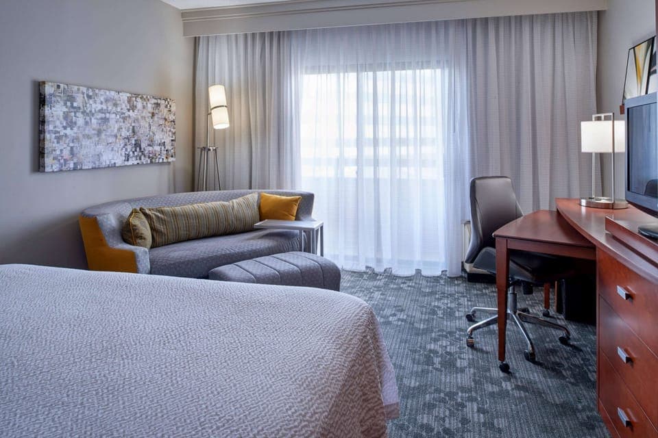 Egyptian cotton sheets, premium bedding, pillowtop beds, desk