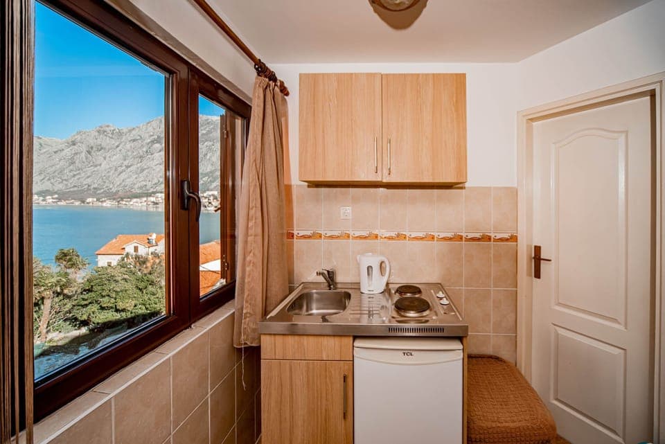 Family Studio | Private kitchen | Fridge, stovetop, electric kettle, cookware/dishes/utensils