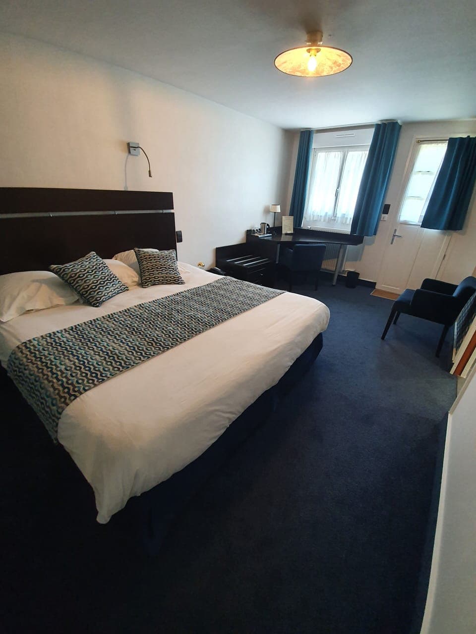 Individually decorated, individually furnished, desk, soundproofing