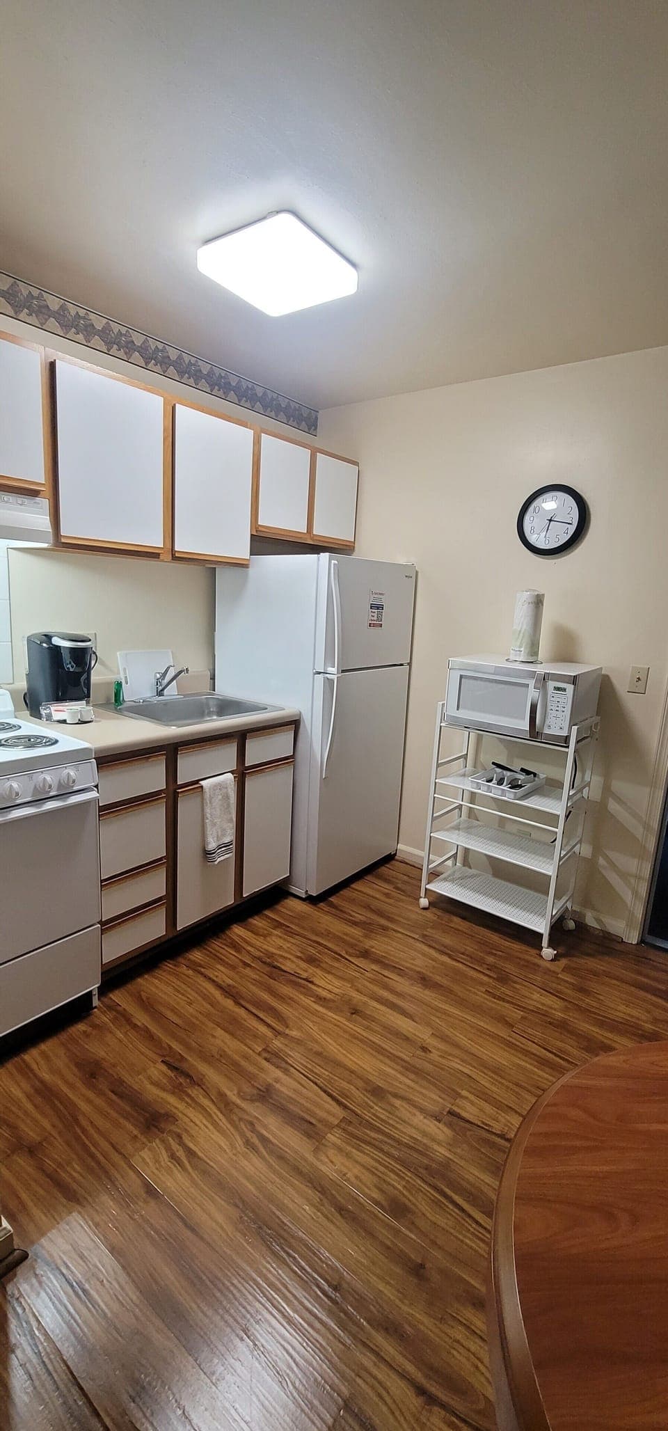 Studio Suite, 1 Queen Bed | In-room dining