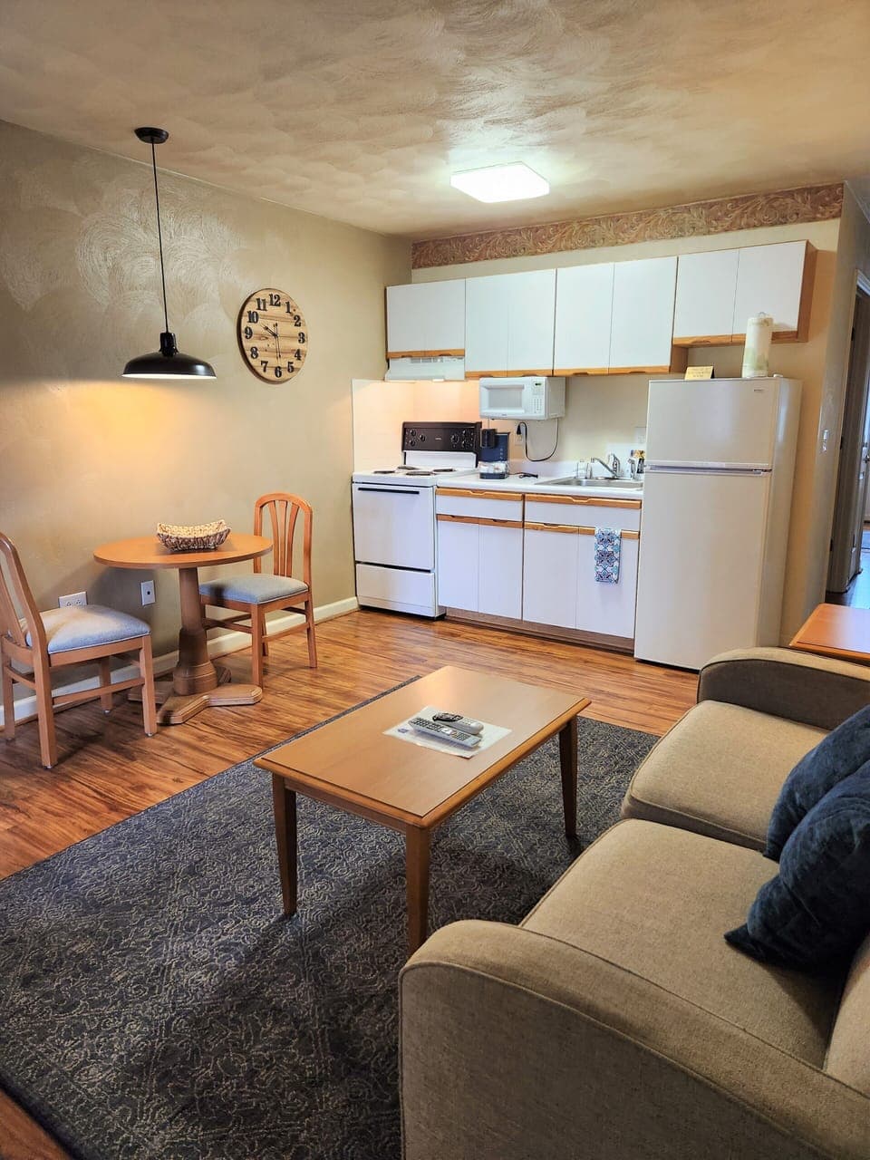Standard Suite, 1 Queen Bed | Living area | TV
