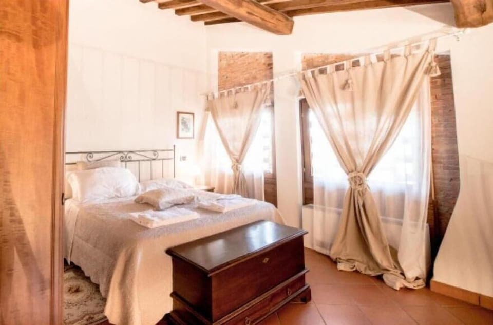 Premium bedding, in-room safe, iron/ironing board