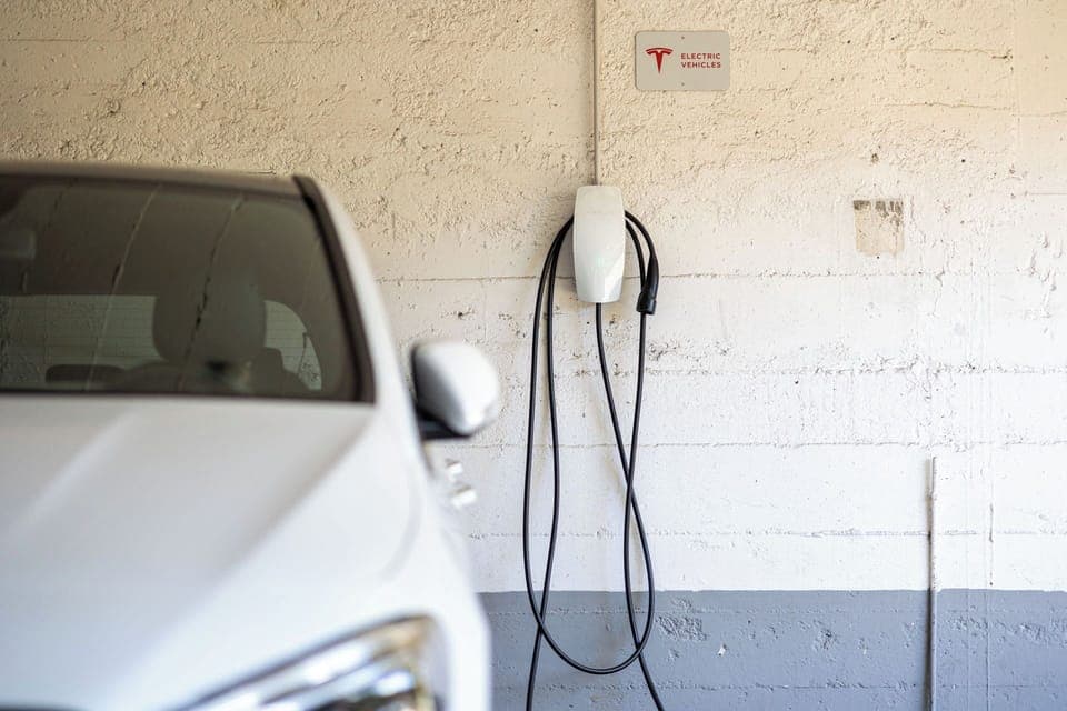 Electric vehicle charging station