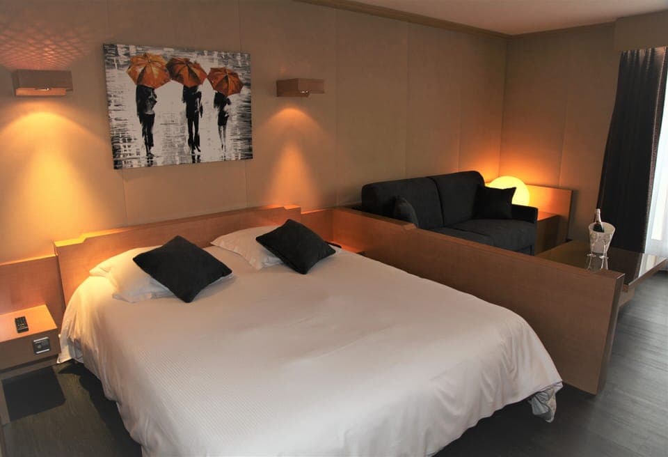 Suite (Left Shore Building) | In-room safe, desk, soundproofing, free cribs/infant beds