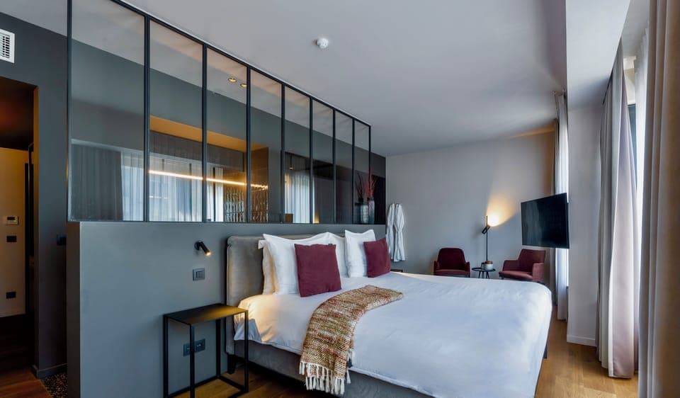 U sleep Luxury (bathtub) | 15 bedrooms, premium bedding, down comforters, Select Comfort beds