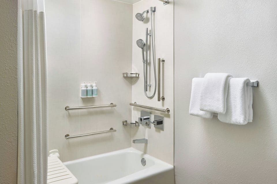 Combined shower/tub, free toiletries, hair dryer, towels