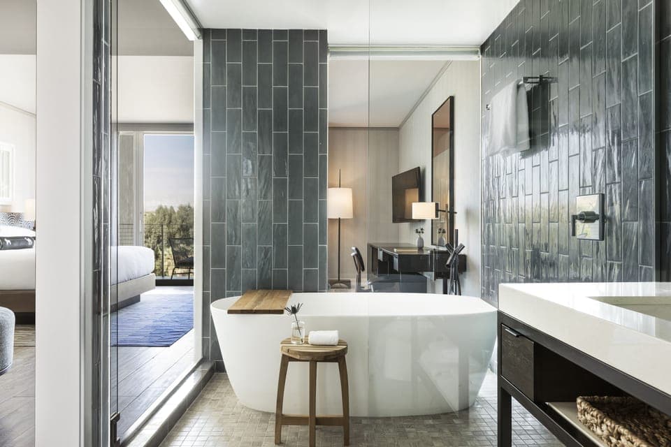 Deep soaking bathtub