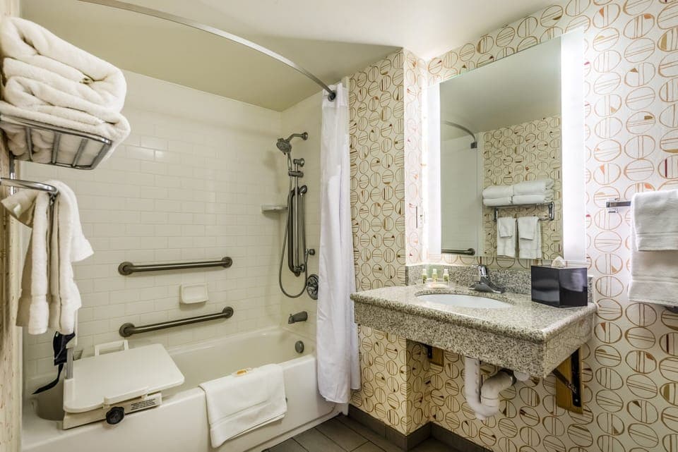 Combined shower/tub, free toiletries, hair dryer, towels
