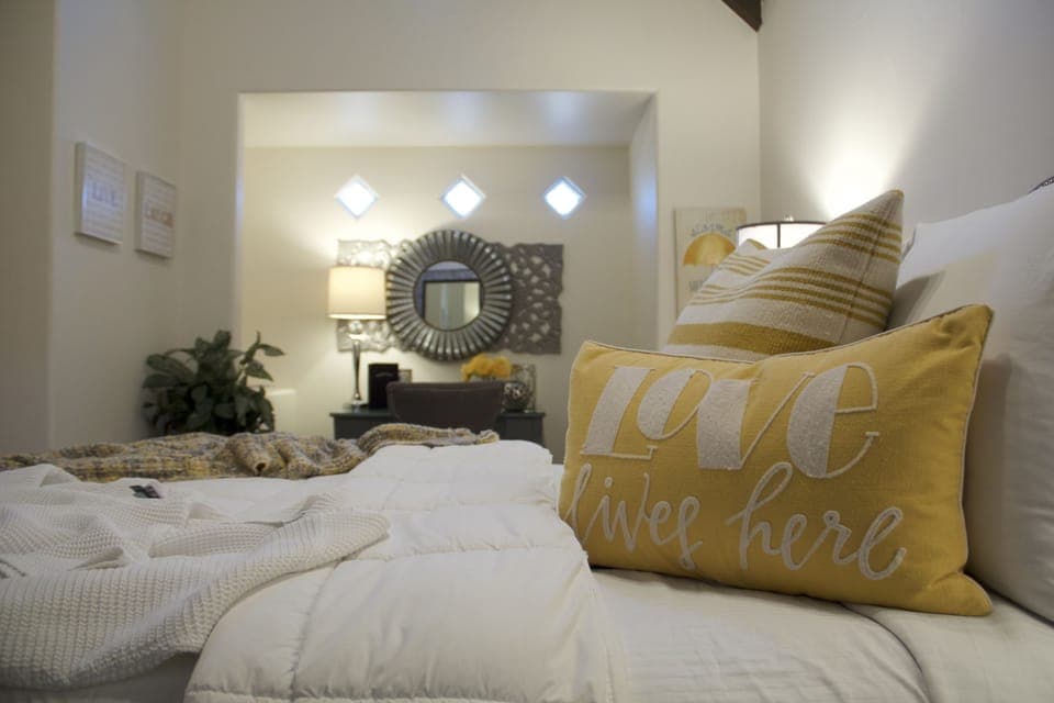 Deluxe Room, 1 Queen Bed | Premium bedding, pillowtop beds, minibar, in-room safe