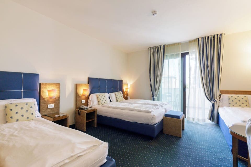 Family Room | Minibar, in-room safe, desk, soundproofing