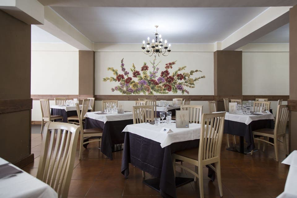 Breakfast and dinner served