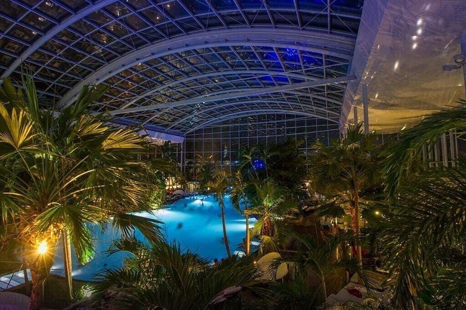 Sauna, hot tub, steam room, body treatments, hydrotherapy, aromatherapy