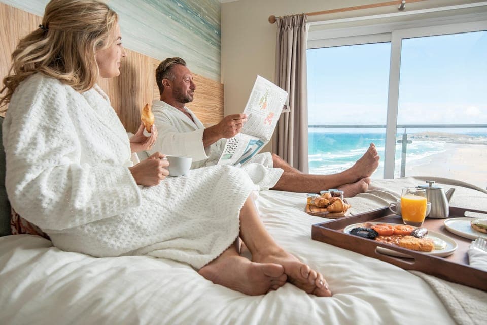 2 restaurants, breakfast, lunch, dinner served; British cuisine