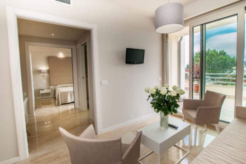 Suite, Bathtub, Lakeside | Minibar, in-room safe, blackout drapes, iron/ironing board