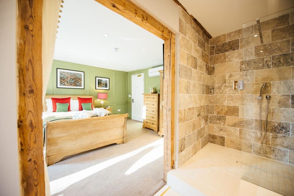 Deluxe Double Room | Desk, iron/ironing board, free WiFi, bed sheets