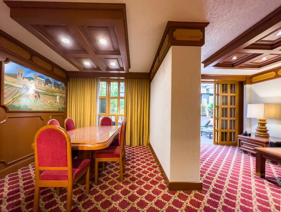 Presidential Suite | Living area | TV