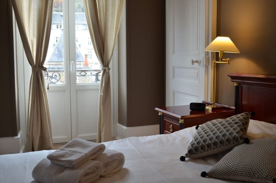 1 bedroom, premium bedding, desk, free cribs/infant beds