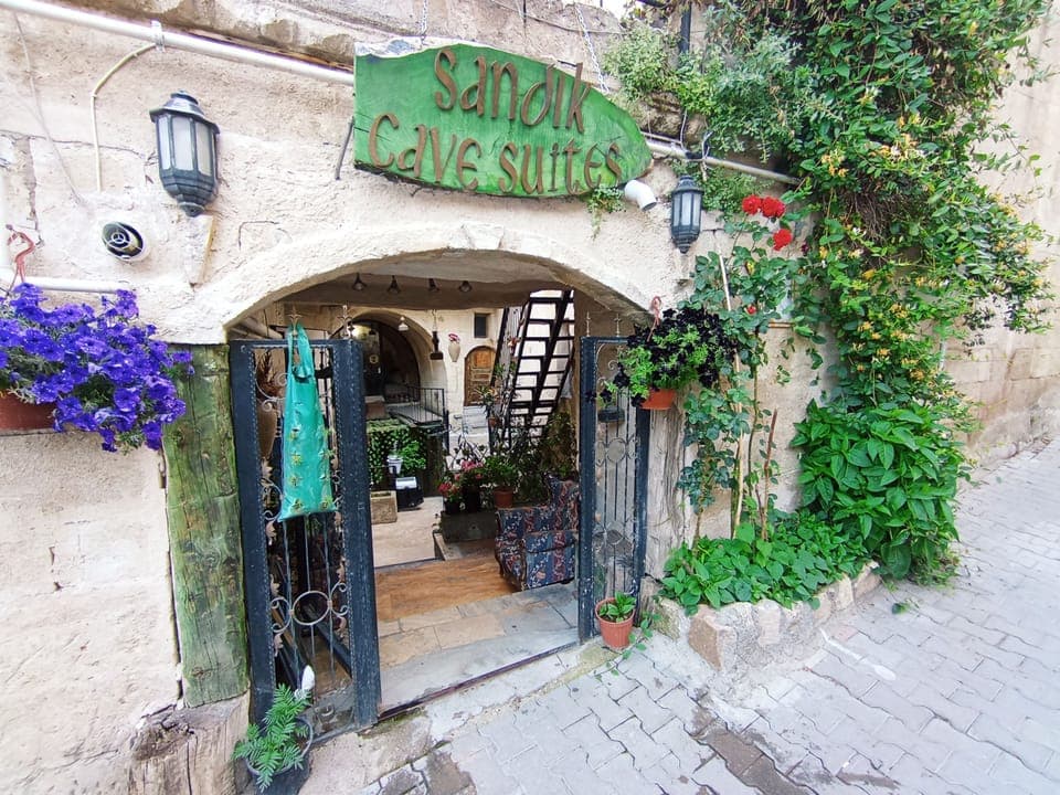 Check-in/check-out kiosk