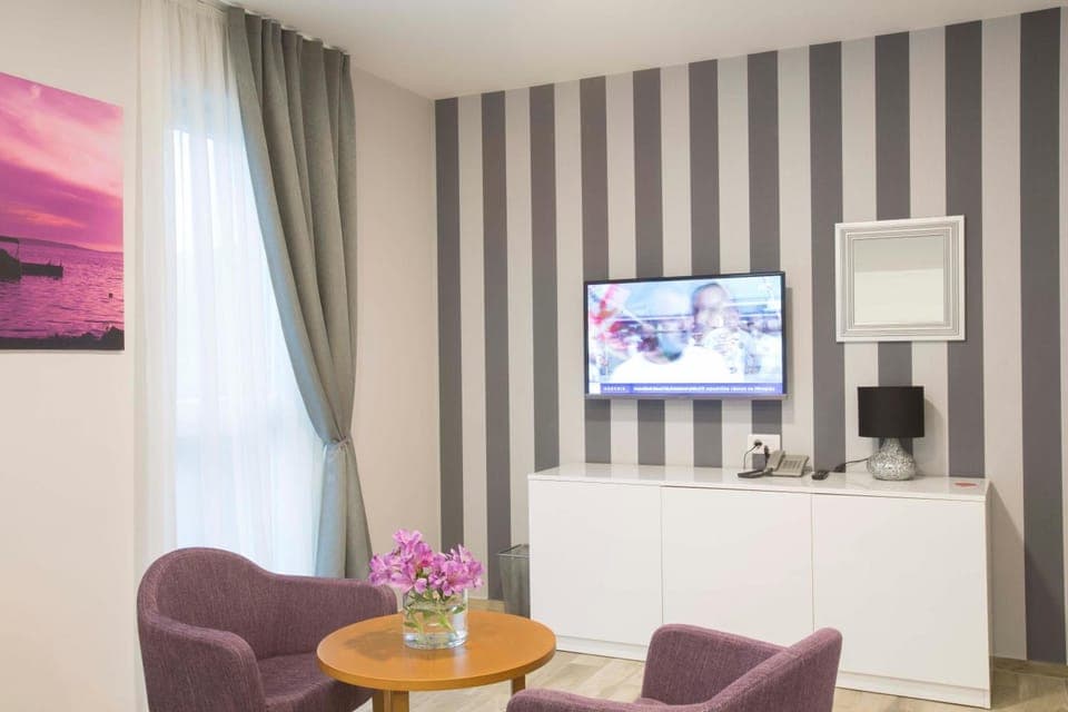 Deluxe Double or Twin Room | Premium bedding, down comforters, Select Comfort beds, minibar