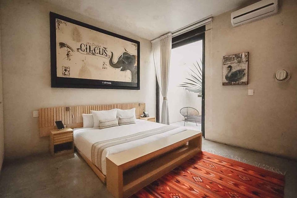 Suite 1975 | Egyptian cotton sheets, premium bedding, minibar, in-room safe