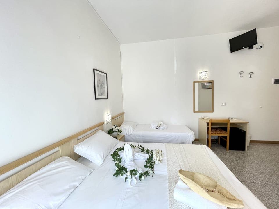 Triple Room (Parcheggio incluso) | Minibar, in-room safe, desk, free WiFi