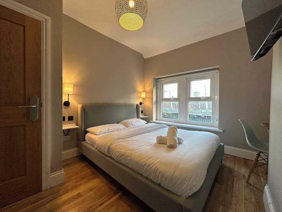 Double Room, Shared Bathroom | Desk, laptop workspace, soundproofing, iron/ironing board