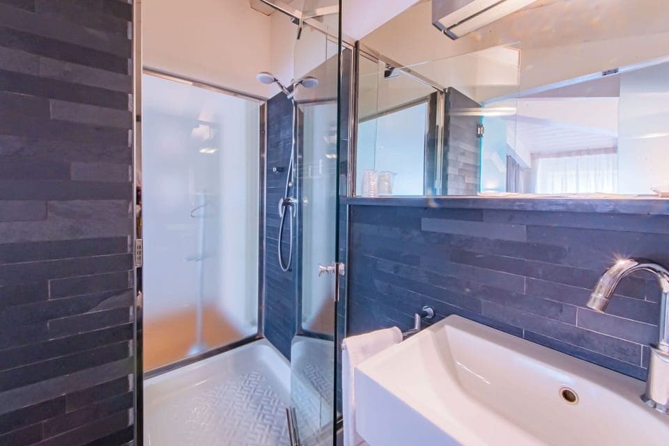 matrimoniale superior | Minibar, in-room safe, desk, laptop workspace