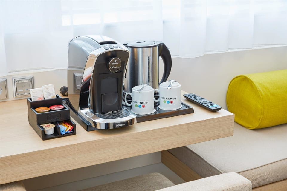 Business Double Room, 1 King Bed | Coffee and/or coffee maker