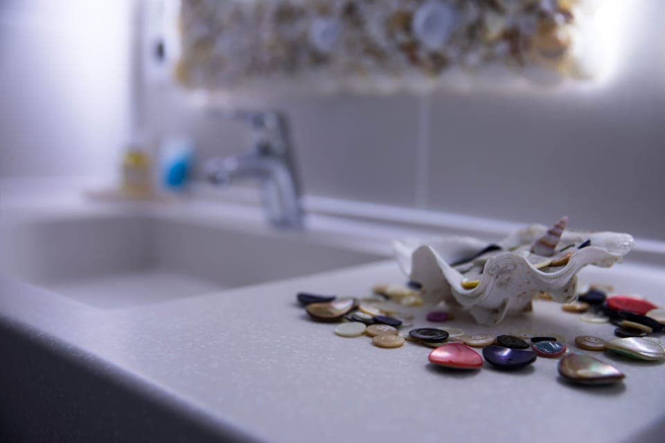 Shower, free toiletries, towels