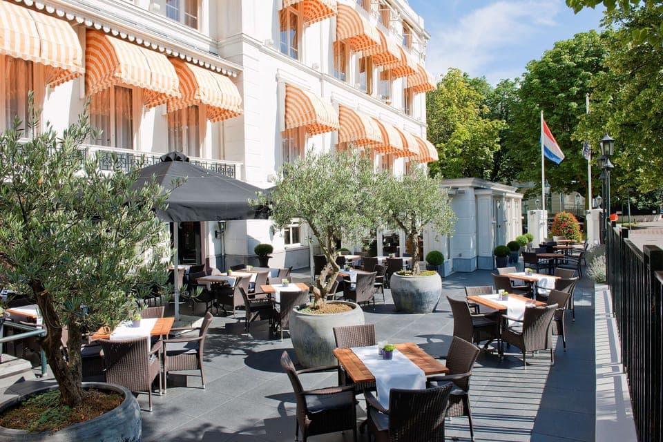 2 restaurants, breakfast served