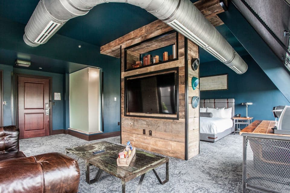 Legacy TER Suite | Premium bedding, down comforters, pillowtop beds, minibar