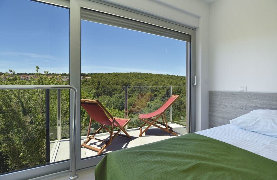 Minibar, in-room safe, desk, free WiFi