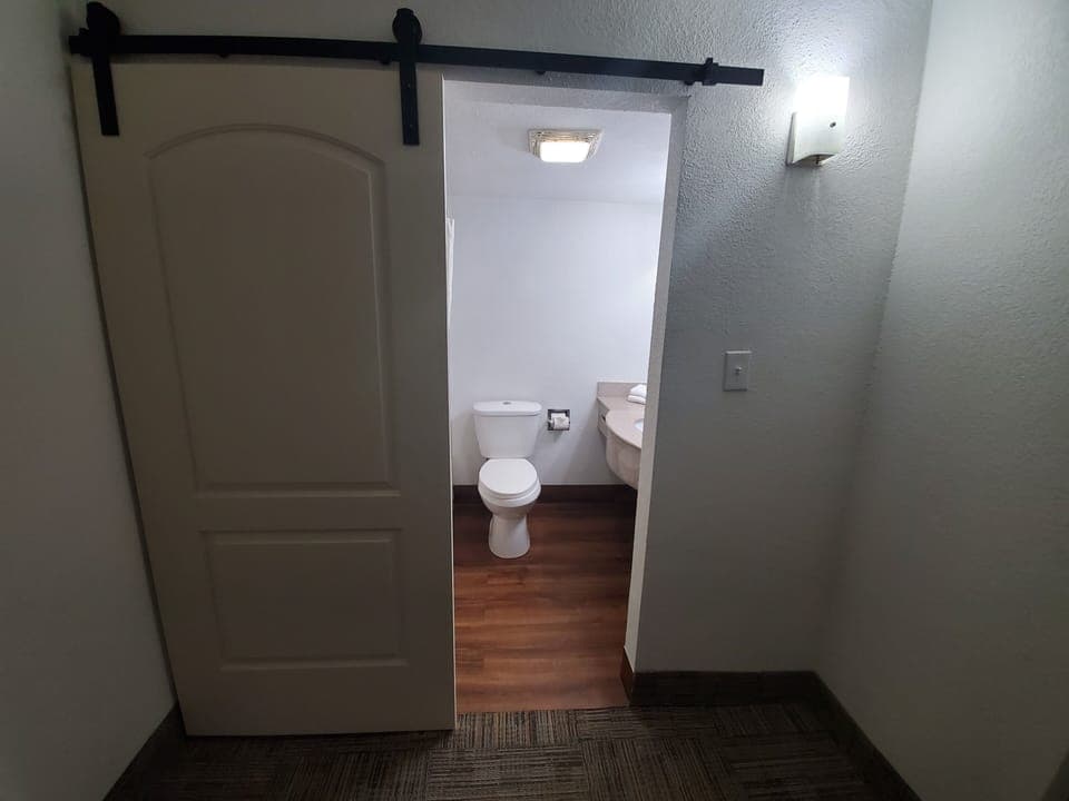 Combined shower/tub, towels, soap, shampoo