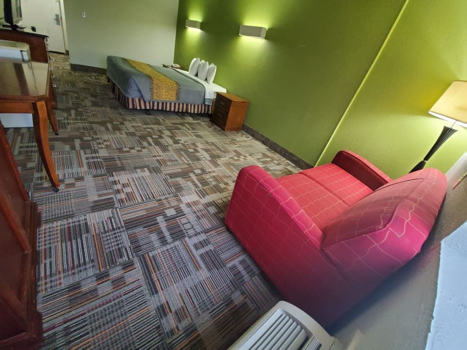 Standard Room, 1 King Bed, Non Smoking | Living area | 39-inch TV with cable channels