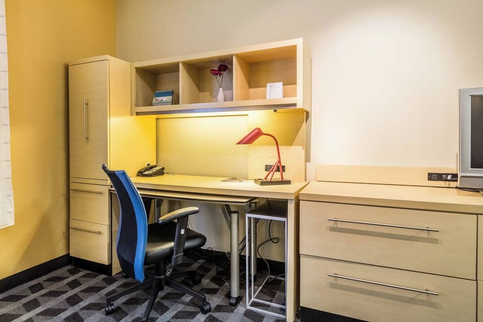 Premium bedding, desk, iron/ironing board, free rollaway beds