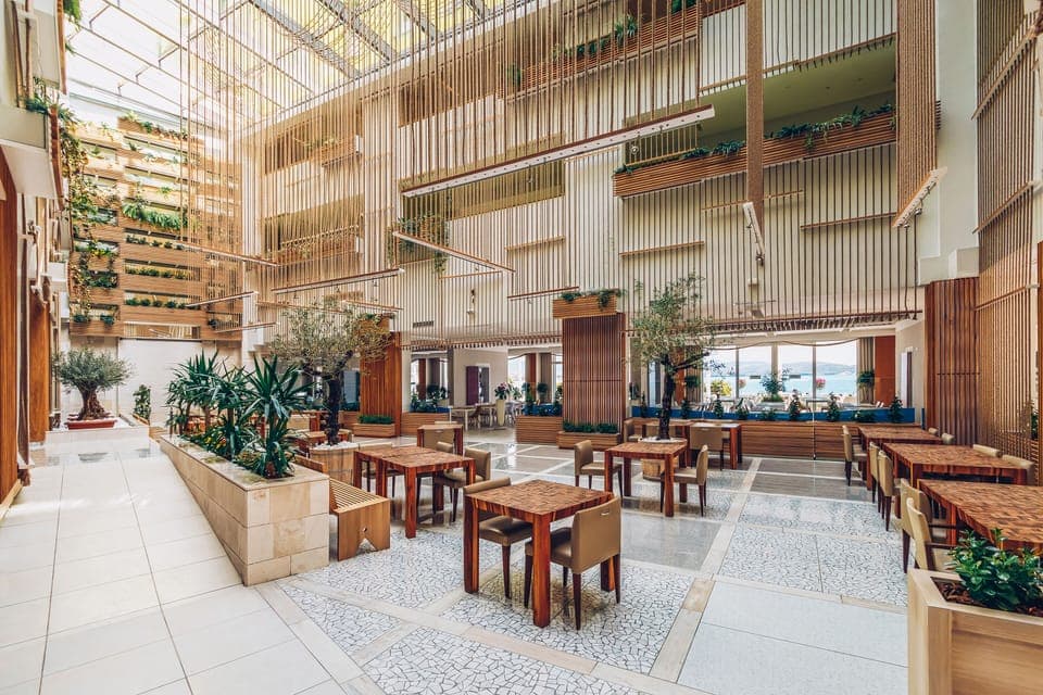 Breakfast, lunch, dinner served; local and international cuisine 