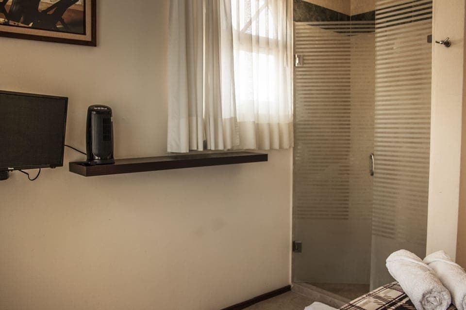 Comfort Duplex, 1 King Bed | Bathroom shower