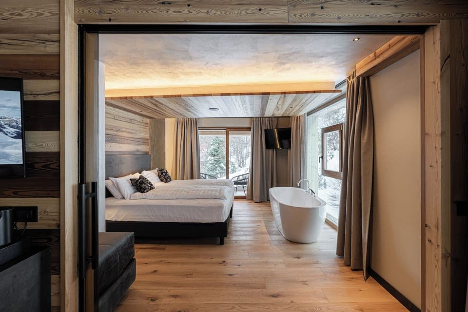 Suite Luxury Spa | Minibar, in-room safe, desk, blackout drapes