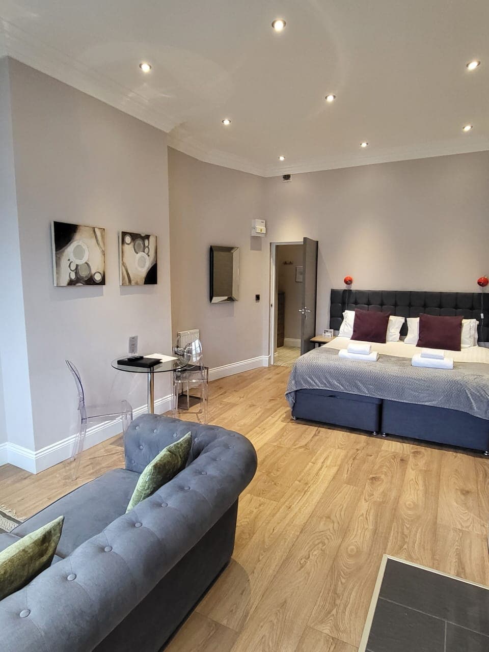 1 bedroom, premium bedding, desk, laptop workspace