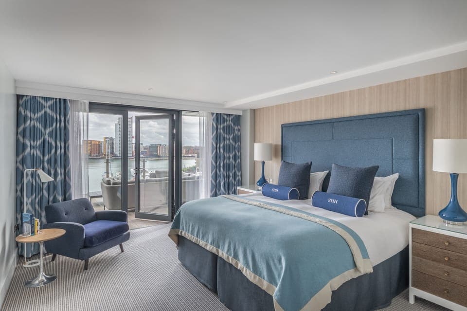Deluxe Suite, Marina View | Minibar, in-room safe, desk, laptop workspace