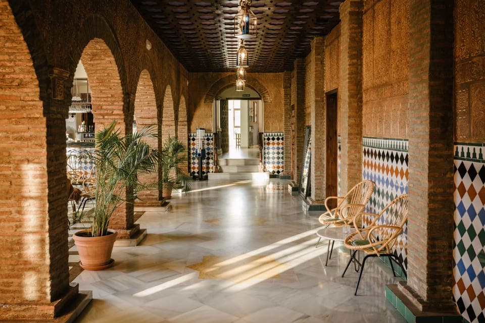 Gastropub, alfresco dining, open daily