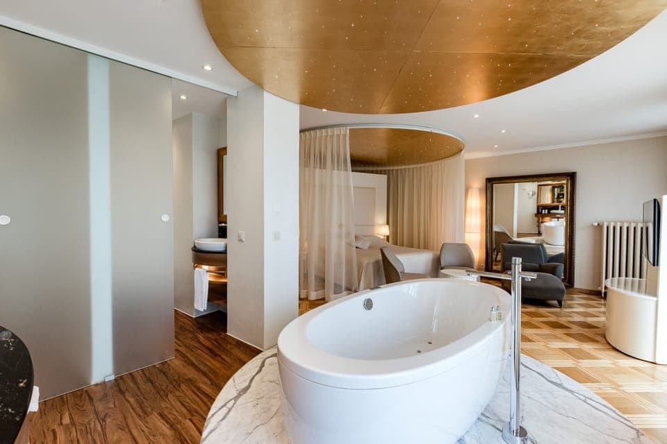 Romantic Suite, 1 King Bed, Balcony, River View | Bathroom | Combined shower/tub, free toiletries, hair dryer, slippers